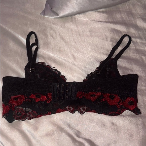 Elegant Black and red La Vie En Rose Lace Bra - Picture 2 of 3